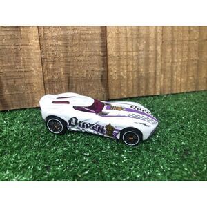2014 HOT WHEELS-1/64 Diecast White BDD03 Queen Racing Car-Malaysia